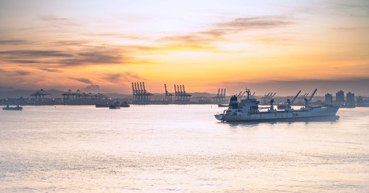 Biến động giá nhiên liệu và tác động đến chi phí vận tải quốc tế: Những điều doanh nghiệp cần lưu ý