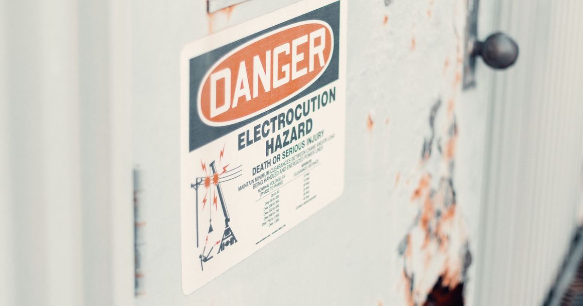 Shipper's Declaration for Dangerous Goods: Tờ khai hàng nguy hiểm gồm những thông tin gì và ai chịu trách nhiệm?